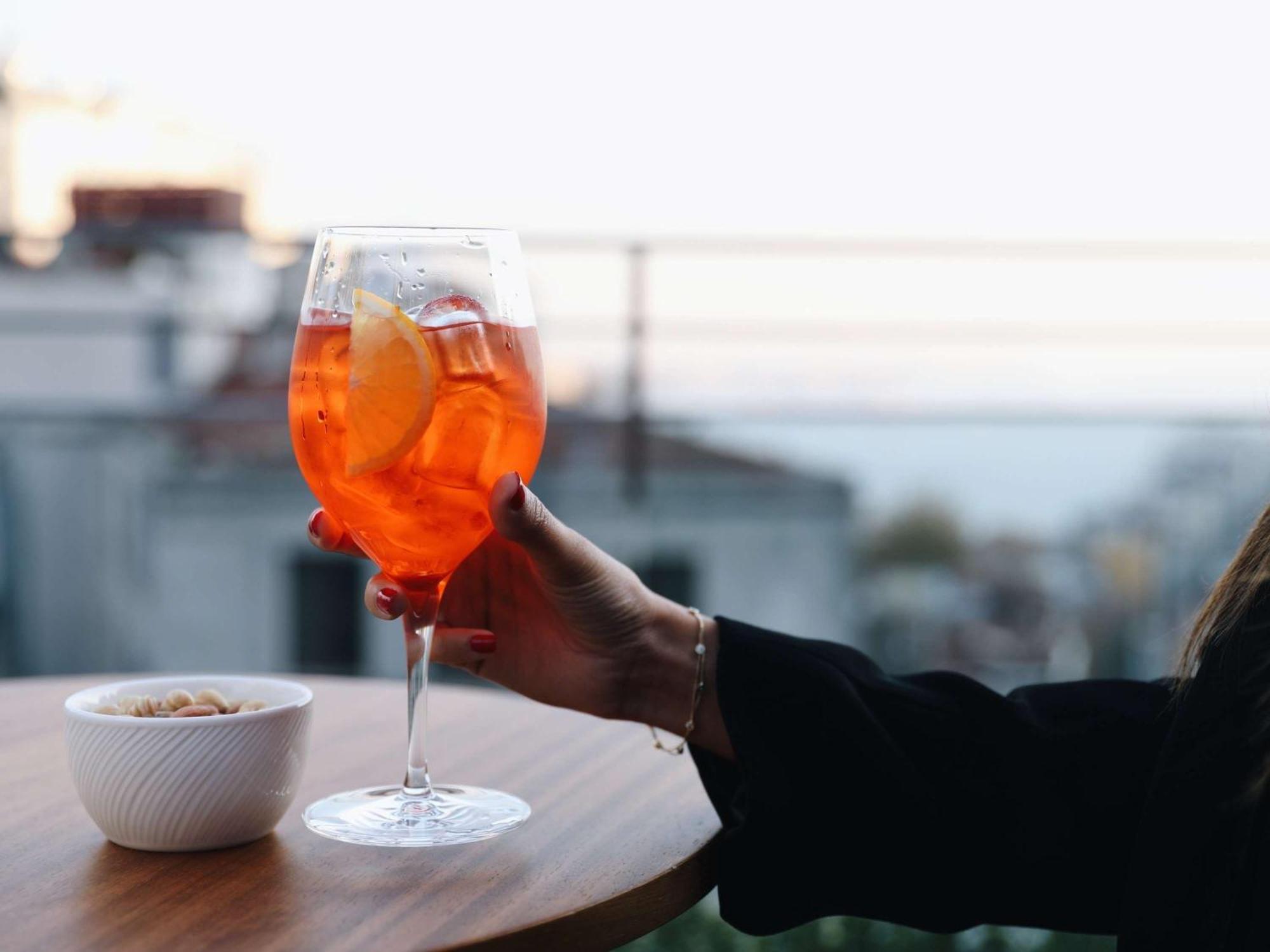 소피델 이스탄불 탁심 호텔 외부 사진 A glass of Aperol Spritz