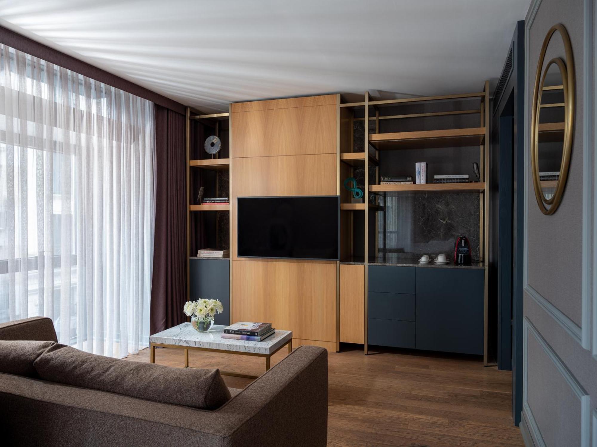 소피델 이스탄불 탁심 호텔 외부 사진 A living room in a suite at the Mandarin Oriental, Paris